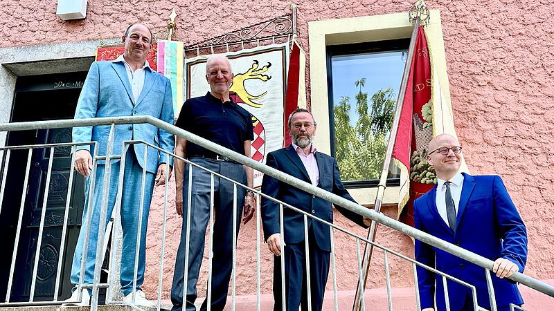 Auf den Stufen des Bürgerhauses Krone in Reiterswiesen  (von rechts): Oberbürgermeister Dirk Vogel, Ludwig Metz vom  Heimatverein, Wolfgang Beil vom TSV und  Matthias Bühner von der Fidelia.