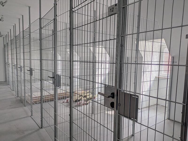 Jugendhaus Münnerstadt der Augustiner wird betreutes Wohnen der Carl von Heß SozialstiftungSanierung Münnerstädter Jugendhaus (Stand März) Wo früher Duschen waren, sind nun Lagerräume.