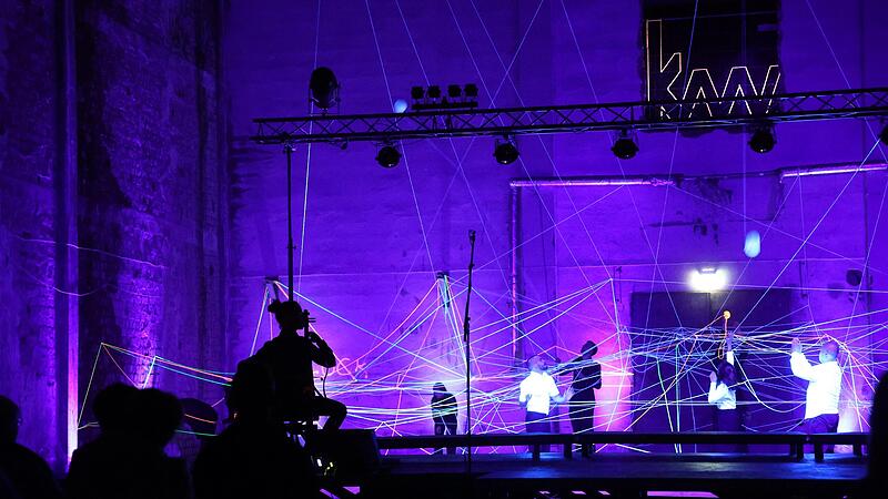 Das Beste kommt immer zum Schluss: Am Ende der Show spannen die T&auml;nzer der &bdquo;Vivify Dance Crew&ldquo; zu den E-Cello-Kl&auml;ngen von Johann von Ruthendorf gemeinsam mit dem &bdquo;ExSilentio&ldquo;-Kammerchor ein Netz aus leuchtenden F&auml;den.