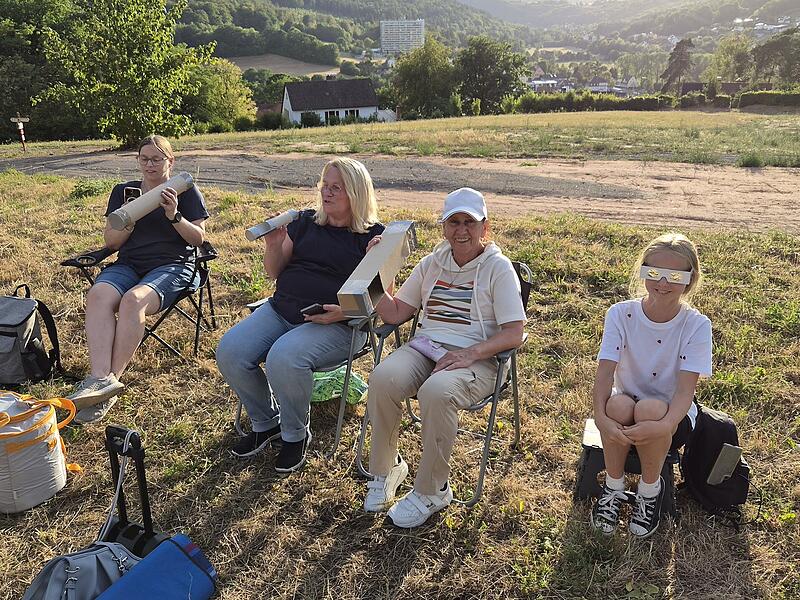 An der Grillh&uuml;tte Edelruh in Bad Br&uuml;ckenau haben am 12. August 2026 Interessierte die Sonnenfinsternis beobachtet.