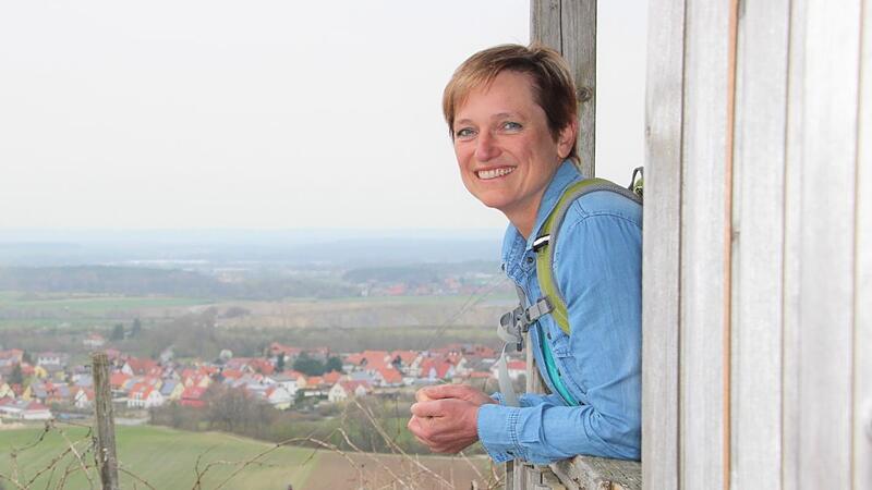 Gabi L&ouml;sch schaut aus einer Schutzh&uuml;tte unterhalb des &bdquo;Frankenblicks&ldquo; in Richtung Maintal.