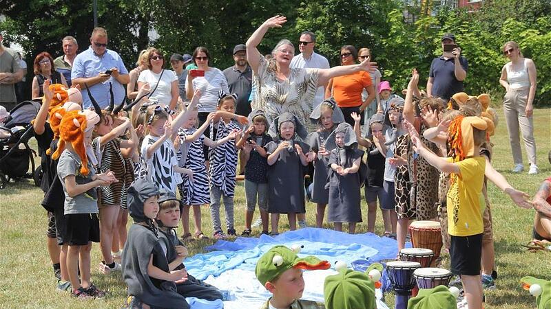 Die Kindergartenkinder sind als afrikanische Tiere verkleidet und zeigen, wie Toleranz funktionieren kann.
