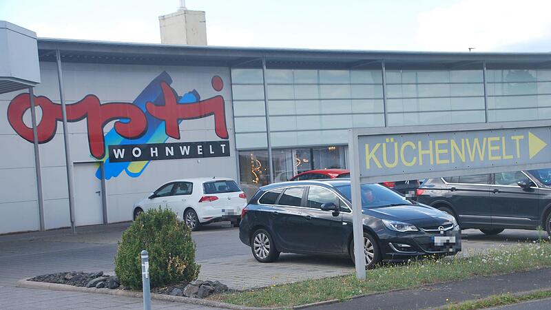 Opti-Wohnwelt mit seinem Stammsitz in Niederlauer (im Bild) durchläuft derzeit ein Sanierungsverfahren in Eigenverwaltung. Bis zum Jahresende schließt das Unternehmen zehn Filialen. Opti-Wohnwelt mit seinem Stammsitz in Niederlauer (im Bild) durchläuft derzeit ein Sanierungsverfahren in Eigenverwaltung. Bis zum Jahresende schließt das Unternehmen zehn Filialen.