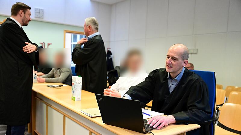 Rechtsanwalt Oliver Teichmann aus Bamberg (rechts) mit einem der Angeklagten