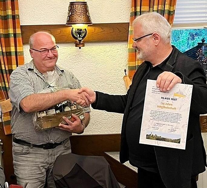 Klaus Hut (links) wurde von Oliver Lederer für seine 25-jährige Mitgliedschaft geehrt.
