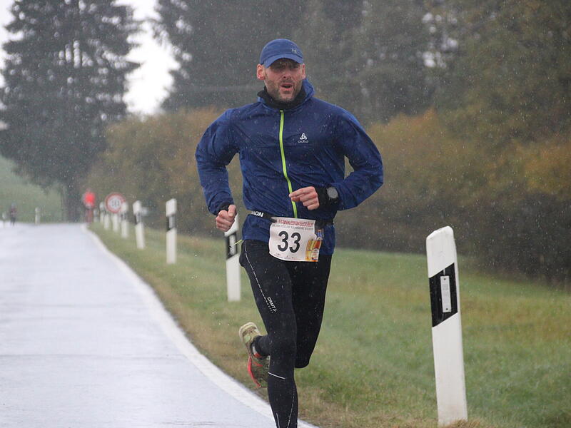 Trotz nasskaltem Herbstwetter lie&szlig;en sich die Sportler den Spa&szlig;  beim 38. Frankenwaldlauf der LG Ludwigschorgast nicht vermiesen.