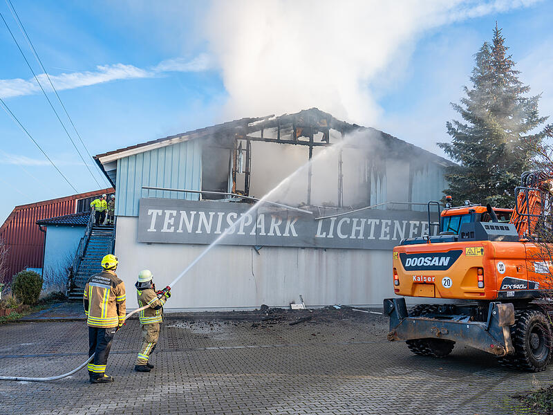 Um Glutnester zu löschen, wurde mit einem Bagger die Dachhaut der Halle abgerissen.