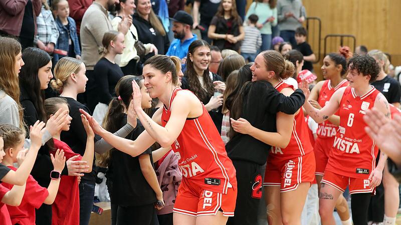 Die Bambergerinnen klatschen nach dem Sieg über Leimen mit ihren Fans ab. Die Bambergerinnen klatschen nach dem Sieg über Leimen mit ihren Fans ab.