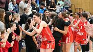 Die Bambergerinnen klatschen nach dem Sieg &uuml;ber Leimen mit ihren Fans ab.