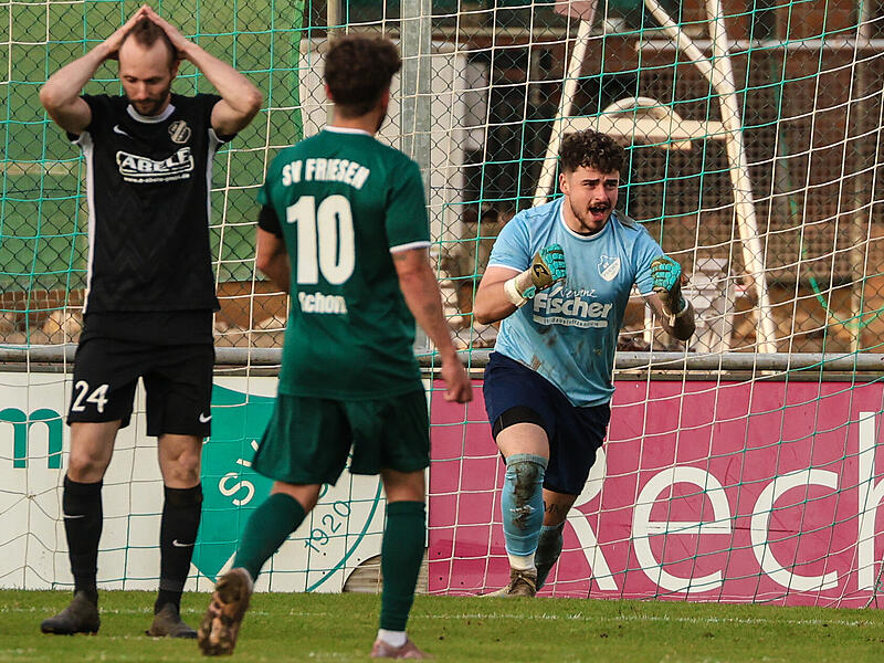 Friesens Keeper Nico Prei&szlig;ler feiert sich selbst ,nachdem er den Elfmeter von Daniel Kr&uuml;ger (links) abgewehrt hat.