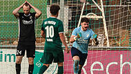 Friesens Keeper Nico Prei&szlig;ler feiert sich selbst ,nachdem er den Elfmeter von Daniel Kr&uuml;ger (links) abgewehrt hat.