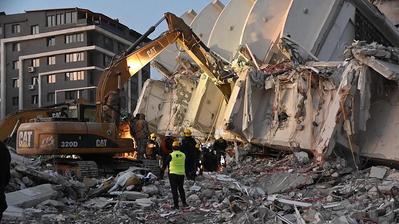 Helfer suchen nach Menschen im Stadtzentrum von Antakya. Hier hat jemand an Tag vier nach dem Beben noch Stimmen geh&ouml;rt.
