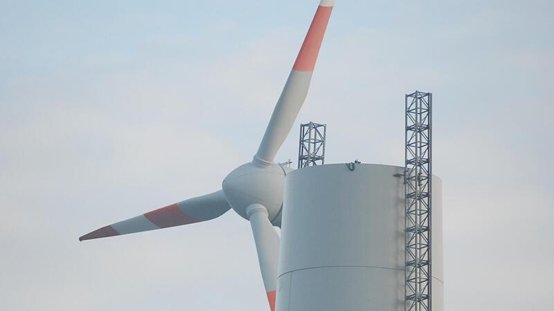 Das Bild entstand beim Bau einer Windkraftanlage bei G&auml;dheim. Etwa so k&ouml;nnte man das alte Windrad auf dem Bretzenstein kappen f&uuml;r die Aussichtsplattform.
