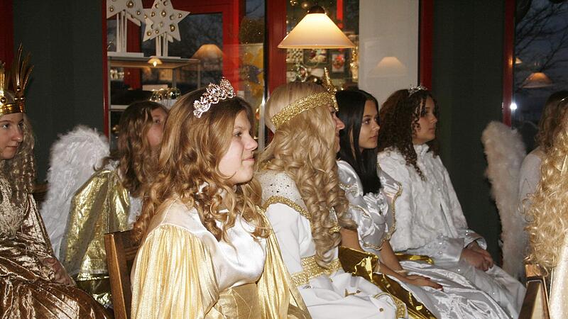 Am Ende eines spannenden und interessanten Tages trafen sich die Teilnehmerinnen am 3. Christkind Symposium in der Alten Weihnachtsfabrik, um das Erlebte Revue passieren zu lassen. Am Ende eines spannenden und interessanten Tages trafen sich die Teilnehmerinnen am 3. Christkind Symposium in der Alten Weihnachtsfabrik, um das Erlebte Revue passieren zu lassen.