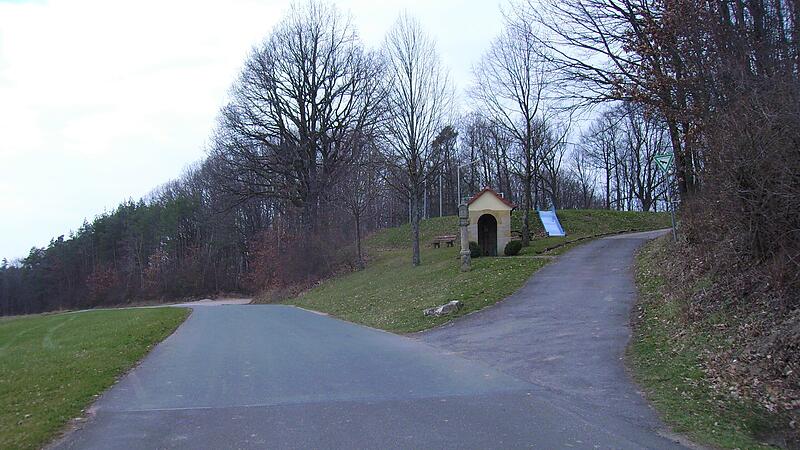 Reisberg bei Scheßlitz Da, wo der Weg nach Kleukheim abzweigt, soll nordwestlich von Roschlaub das Grab eines Königs sein, der im Kampf gefallen ist.
