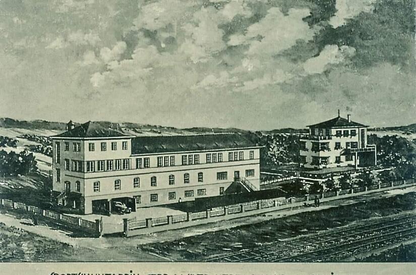 Die Villa (rechts) ist weg, die alte Fabrik ist noch da: Die  gemeinsame   Wirkungsstätte  der Dassler-Brüder in Herzogenaurach (hier auf einer Postkarte von 1938) ist  nach dem Abbruch eines Bürohauses wieder sichtbar