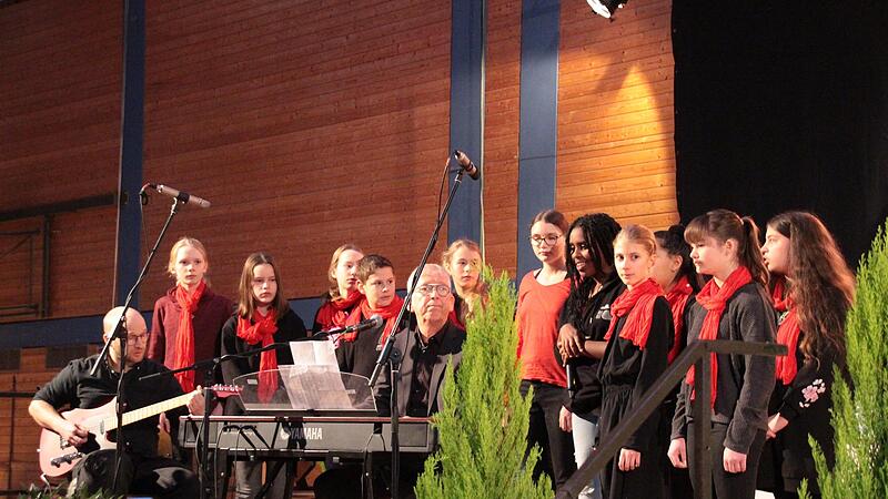 Lieder zur H&ouml;chstadter Friedenserkl&auml;rung pr&auml;sentierte der Chor der Spix-Mittelschule.
