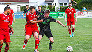 Luis Löhrlein (rechts) und der VfR Katschenreuth sind mit einem klaren 4:1 gegen den FC Neuenmarkt und Fabian Bauerschmidt in die nächste Runde des Kreispokals eingezogen.