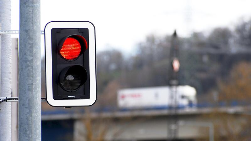 Die Perspektive t&auml;uscht: Diese Ampel steht nicht auf der Maintalautobahn, sondern an der Schleuse in Limbach. Hier f&auml;hrt wegen der regul&auml;ren Fluss-Sperre aktuell kein Schiff, w&auml;hrend auf der Mainbr&uuml;cke der A70 im Hintergrund der Verkehr rollt.