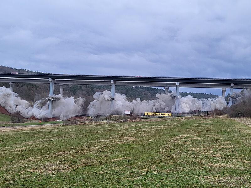 Die Sprengung der Thalaubachtalbr&uuml;cke bei Eichenzell