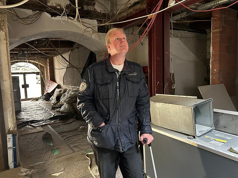 Hotel Goldener Anker Jörg Platsch steht im Foyer des ehemaligen Hotels Goldener Anker in Coburg. Nach dem Großbrand und diversen Gutachten wurde das Erdgeschoss in den Zustand eines Rohbaus zurückversetzt.