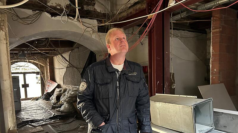 J&ouml;rg Platsch steht im Foyer des ehemaligen Hotels Goldener Anker in Coburg. Nach dem Gro&szlig;brand und diversen Gutachten wurde das Erdgeschoss in den Zustand eines Rohbaus zur&uuml;ckversetzt.