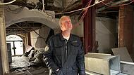 J&ouml;rg Platsch steht im Foyer des ehemaligen Hotels Goldener Anker in Coburg. Nach dem Gro&szlig;brand und diversen Gutachten wurde das Erdgeschoss in den Zustand eines Rohbaus zur&uuml;ckversetzt.