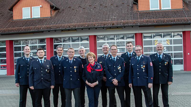 Unser Bild zeigt (von links) Michael Krug (Kommandant Bad Brückenau), Kevin Scheller (Kommandant Römershag), Andreas Scheller, Joachim Halbleib, Jürgen Pfister (2. Bürgermeister), Brigitte Meyerdierks, Marco Brust, Jürgen Lang, Alexander Kötzner (... Unser Bild zeigt (von links) Michael Krug (Kommandant Bad Brückenau), Kevin Scheller (Kommandant Römershag), Andreas Scheller, Joachim Halbleib, Jürgen Pfister (2. Bürgermeister), Brigitte Meyerdierks, Marco Brust, Jürgen Lang, Alexander Kötzner (...