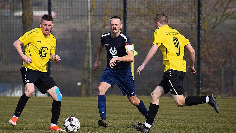 Philipp Söder (in blau) von der SG Hassenbach/Oberthulba II hatte zusammen mit seinem Team das Wittershäuser Sturm-Duo Mike Löschner (links) und Pascal Zimmermann voll im Griff beim 1:0-Heimerfolg. Philipp Söder (in blau) von der SG Hassenbach/Oberthulba II hatte zusammen mit seinem Team das Wittershäuser Sturm-Duo Mike Löschner (links) und Pascal Zimmermann voll im Griff beim 1:0-Heimerfolg.