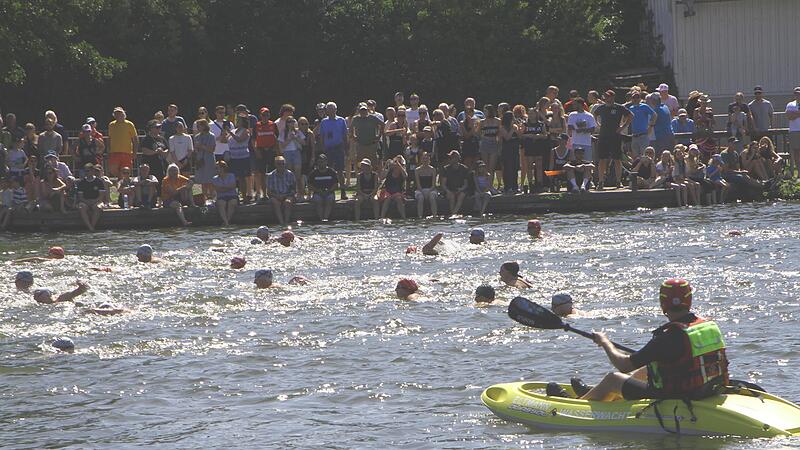 Der Auftakt erfolgte am „Altmain“ mit der 750 m langen Schwimmstrecke vor den Augen der Zuschauer.