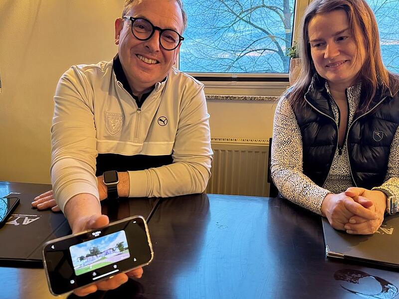 Präsident Bernd Dürrbeck und Ehefrau Tanja Dürrbeck zeigen stolz den Entwurf des Neubaus. Präsident Bernd Dürrbeck und Ehefrau Tanja Dürrbeck zeigen stolz den Entwurf des Neubaus.