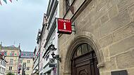 In anderen Städten ist es üblich, dass man in den Touristen-Informationen Karten für Kultureinrichtungen erwerben kann. In Coburg gibt es dafür keine Kapazitäten.