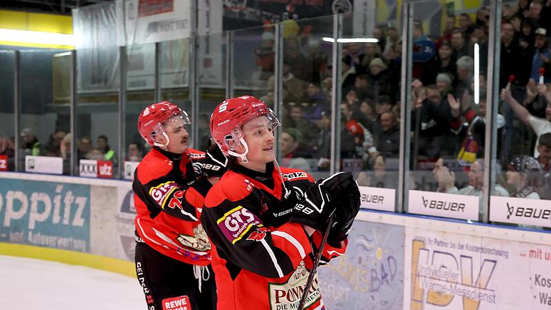 Der &bdquo;Mann des Abends&ldquo; lie&szlig; sich auf der Ehrenrunde von den begeisterten ESC-Fans feiern: Bauer Barry (rechts, dahinter Jamie Akers). Der US-Amerikaner erzielte nach einem unglaublichen Solo-Lauf den 3:2-Siegtreffer im Heimderby gegen die Schweinfu...