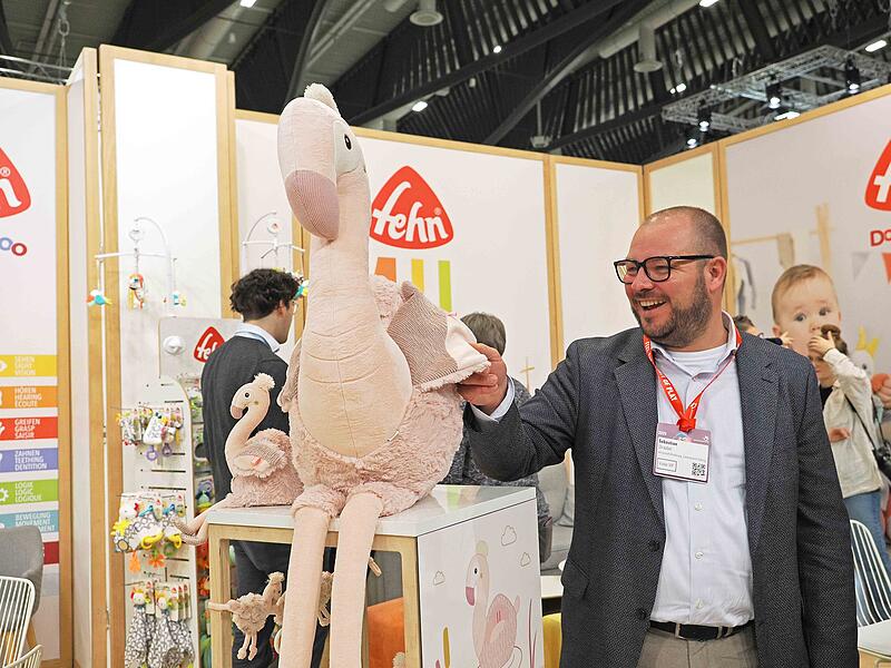 Dem Flamingo hat der Pl&uuml;schtierhersteller Fehn den Namen Pink gegeben.