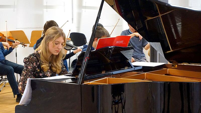 Die 17-j&auml;hrige Coburger Nachwuchs-Pianistin Noelle G&uuml;nther bei der Probenarbeit mit dem Philharmonischen Orchester unter der Leitung von Wolfgang Lischke.