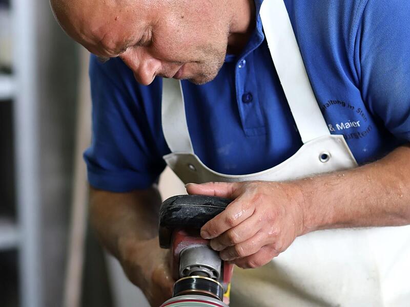 Ein Steinmetz ist bei der Arbeit an einem Unikat. Ein Steinmetz ist bei der Arbeit an einem Unikat.