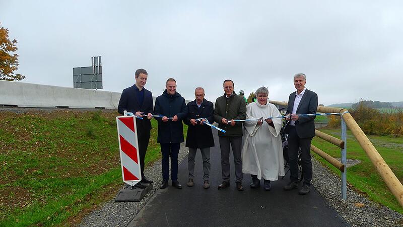 Gaben den L&uuml;ckenschluss   zwischen Oerlenbach und Rottershausen f&uuml;r Fu&szlig;g&auml;nger und Radfahrer frei: Konstantin Arnold (Staatliches Bauamt), Oerlenbachs B&uuml;rgermeister Nico Rogge, Emil M&uuml;ller (stellvertretender . Landrat Bad Kissingen), Poppenhausens ...