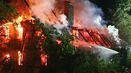 Ende eines Baudenkmals mit langer Geschichte: Das sogenannte Wehrhaus zwischen Lösau und Oberdornlach wurde bei einem Feuer in der Nacht zum Sonntag ein Raub der Flammen und brannte komplett nieder.