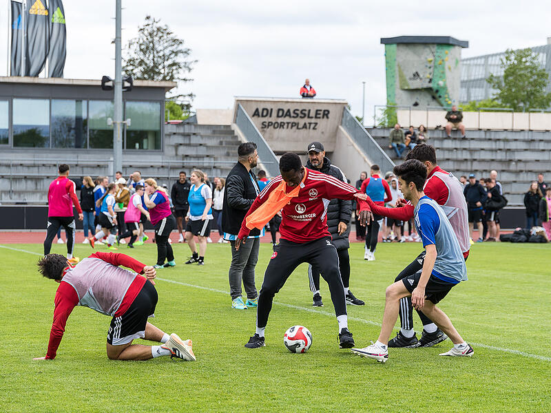 1. FC N&uuml;rnberg bolzt mit dem Special-Olympics-Team Deutschland in Herzogenaurach 2023