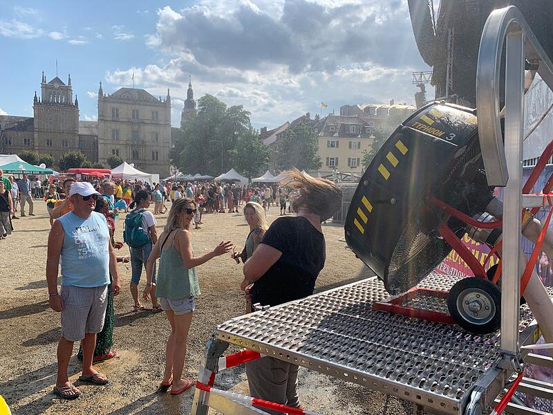 Herrliche Abk&uuml;hlung beim Samba-Festival - der Coburger Feuerwehr sei Dank
