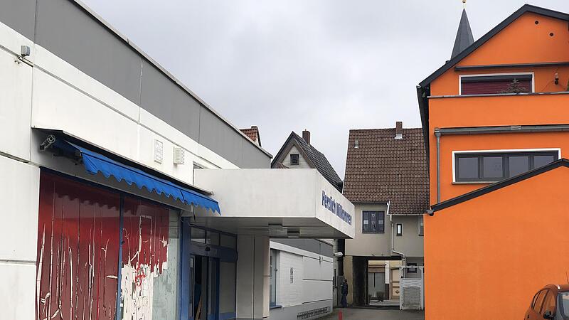 Seit fast 17 Jahren steht das Geb&auml;ude des Neustadters Bernd Aschauer schon leer. Jetzt entsteht in der ehemaligen Edeka in der Wallstra&szlig;e (links) ein Fitnesscenter. Sp&auml;testens im September soll er&ouml;ffnet werden.