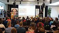 Projektleiter Hipp stellt das Projekt im Gymnasium in Höchstadt vor und lobt die Schüler.