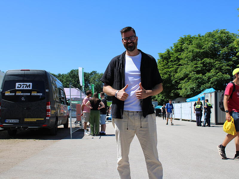 DTM-Kommentator Tobias Schimon im Fahrerlager des Norisrings - dort, wo alles für ihn angefangen hat.DTM Norisring 2026: Die besten Impressionen vom Freitag DTM-Kommentator Tobias Schimon im Fahrerlager des Norisrings - dort, wo alles für ihn angefangen hat.
