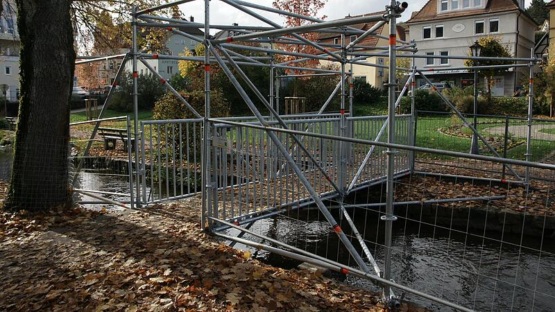 Diese Stahlger&uuml;st-Konstruktion ziert seit kurzem den Sieber-Park. Die vorherige Stahlbetonbr&uuml;cke musste wegen Bauf&auml;lligkeit abgerissen werden. Bald steht die Br&uuml;ckenpr&uuml;fung an.