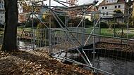 Diese Stahlger&uuml;st-Konstruktion ziert seit kurzem den Sieber-Park. Die vorherige Stahlbetonbr&uuml;cke musste wegen Bauf&auml;lligkeit abgerissen werden. Bald steht die Br&uuml;ckenpr&uuml;fung an.