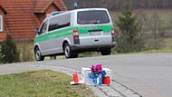 Die Menschen stellen in dem Rauhenebracher Gemeindeteil Unterschleichach Kerzen und Blumen ab. In der Nacht hat eine Kugel die elfjährige Janina aus dem Leben gerissen. Eine unerträglich deprimierende Willkürtat. Die Menschen stellen in dem Rauhenebracher Gemeindeteil Unterschleichach Kerzen und Blumen ab. In der Nacht hat eine Kugel die elfjährige Janina aus dem Leben gerissen. Eine unerträglich deprimierende Willkürtat.