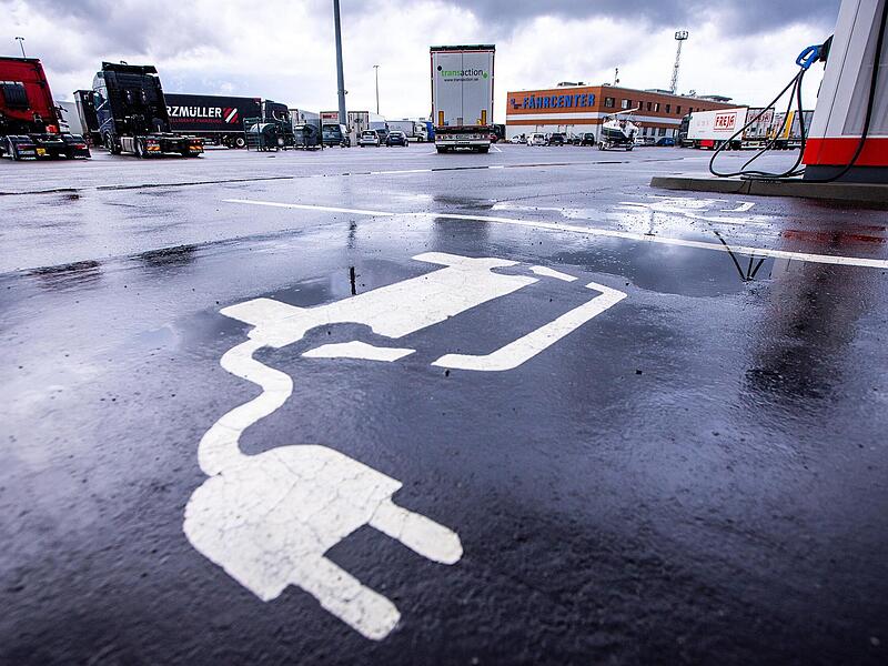 Die Abh&auml;ngigkeit von fossilen Rohstoffen macht uns angreifbar. Der Sprung zu E-Mobilit&auml;t und W&auml;rmepumpe f&auml;llt immer noch schwer, wird aber st&auml;ndig dringender.