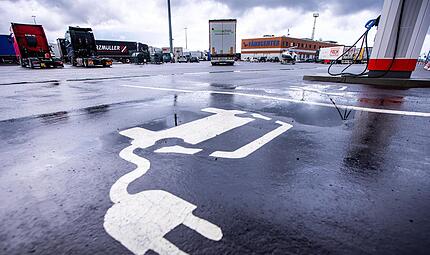 Die Abh&auml;ngigkeit von fossilen Rohstoffen macht uns angreifbar. Der Sprung zu E-Mobilit&auml;t und W&auml;rmepumpe f&auml;llt immer noch schwer, wird aber st&auml;ndig dringender.