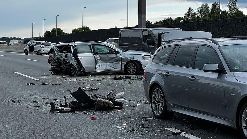 Massencrash auf A9: 17 Menschen werden verletzt Massencrash auf A9: 17 Menschen werden verletzt