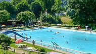 So sah das Freibad Streitberg fr&uuml;her einmal aus. Die letzte Badesaison fand jedoch noch vor der Corona-Pandemie statt.Forchheim & Fr&auml;nkische Schweiz